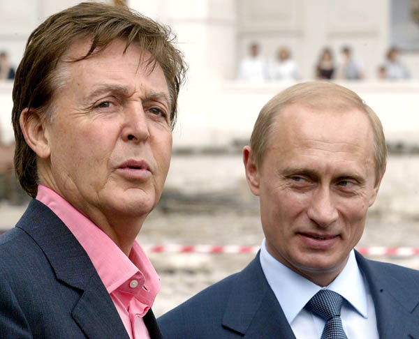 2人は面会もした（ポール・マッカートニーとプーチン大統領＝2003年）／（Ｃ）ロイター