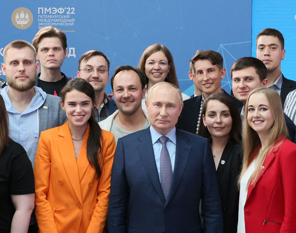 若者に囲まれるプーチン（Ｃ）ロイター／Sputnik／Kremlin