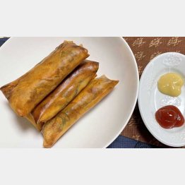 サクサクの春巻き、ケチャップとカラシで（Ｃ）日刊ゲンダイ