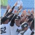 20年ぶり5度目の優勝を決め笑顔の青山美夏人（Ｃ）日刊ゲンダイ