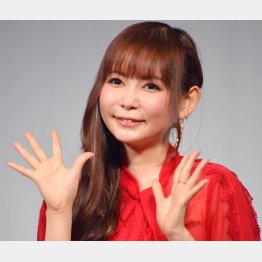 真っ赤なドレスで手を振る中川翔子（Ｃ）日刊ゲンダイ