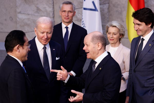 NATOに加盟していないウクライナだから複雑（NATO,G7緊急首脳会議、左は岸田首相）／（Ｃ）ロイター