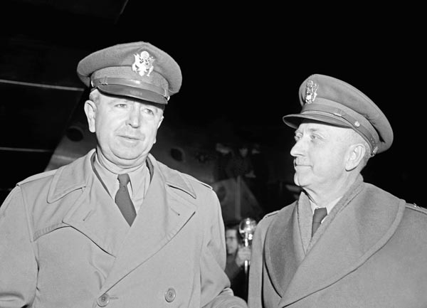 ロイヤル長官の来日に際し、ミュラー参謀長（右）に迎えられるウェデマイヤー中将（1949年2月1日、羽田空港）／（Ｃ）共同通信社