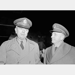 ロイヤル長官の来日に際し、ミュラー参謀長（右）に迎えられるウェデマイヤー中将（1949年2月1日、羽田空港）／（Ｃ）共同通信社