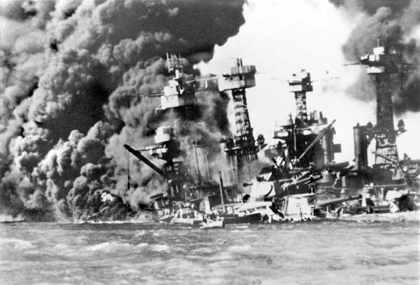 真珠湾攻撃により、アメリカ国民世論は一気にまとまった（日本海軍航空隊による真珠湾攻撃で炎上する米軍戦艦「カリフォルニア」、1941年12月8日＝ホノルル・アリゾナ記念館蔵）