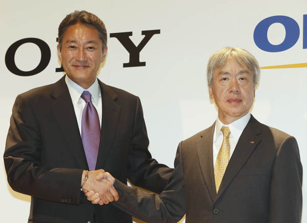 ソニーの平井一夫社長（左）とオリンパスの笹宏行社長（2012年当時）／（Ｃ）日刊ゲンダイ