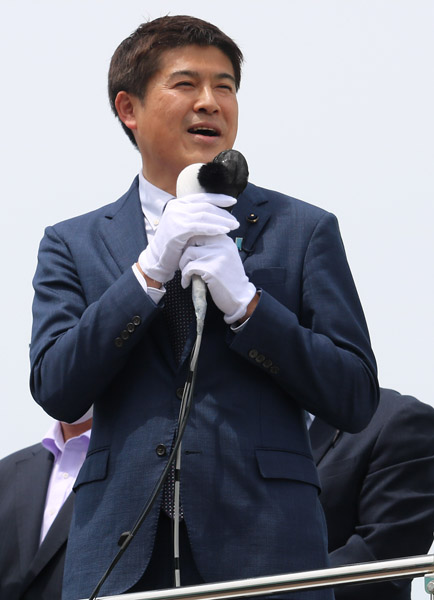 連日、街頭演説をこなす自民党の小林一大氏（同氏事務所提供）