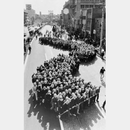 青山通りをジグザグ行進する学生たち（1969年4月20日）／（Ｃ）共同通信社