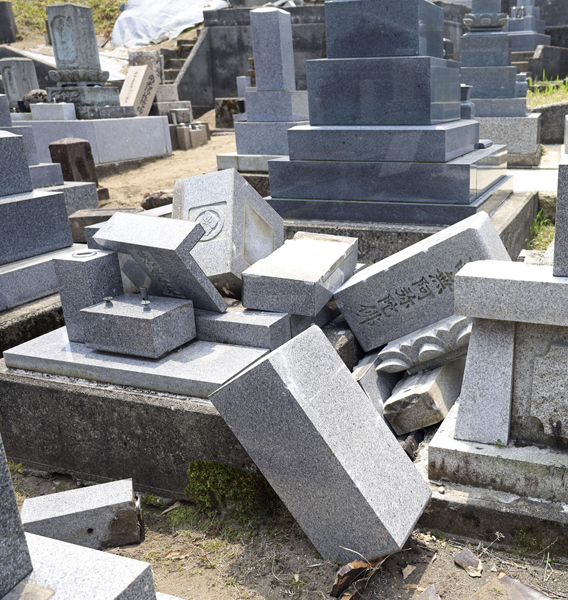 地震の影響で壊れた墓石＝20日午前、石川県珠洲市（Ｃ）共同通信社