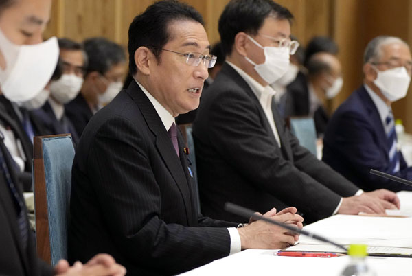 初めて開かれた物価対策本部の会合であいさつする岸田首相（左2）／（Ｃ）共同通信社