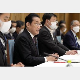 初めて開かれた物価対策本部の会合であいさつする岸田首相（左2）／（Ｃ）共同通信社