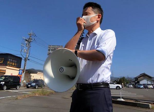 無所属・斉木武志候補は政党の看板ナシで戦う（同氏事務所提供）