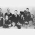1942年2月15日、シンガポールで、英国軍のパーシバル司令官（右手前）に降伏を迫る山下泰文司令官（向こう側着席者の左端）。2月24日付の同盟写真特報が報じた（Ｃ）共同通信社