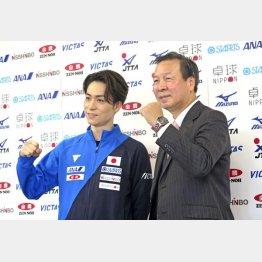 日本卓球協会のホープスナショナルチームのコンディショニングコーチに就任したTETSUYAさん（左）と宮﨑義仁専務理事（Ｃ）共同通信社