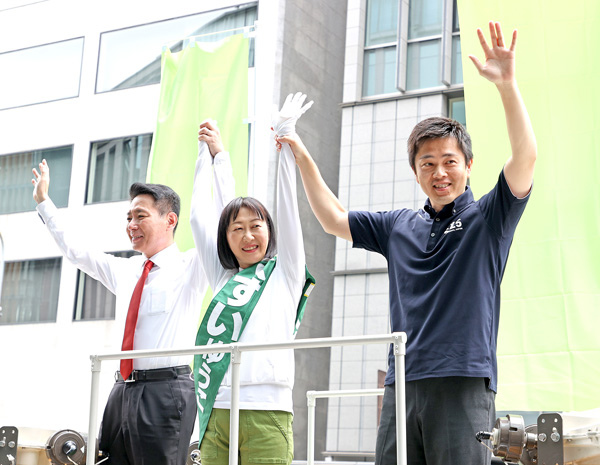 吉村は8時間以上も大阪を離れ、京都で応援（Ｃ）日刊ゲンダイ
