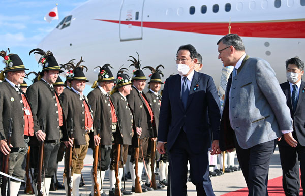 岸田首相はドイツに勇んで到着（代表撮影・共同）