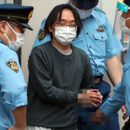 保護責任者遺棄の疑いで逮捕され、送検される斎藤浩一容疑者＝28日午前（Ｃ）日刊ゲンダイ