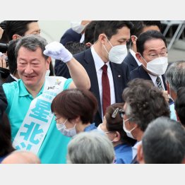 選挙初日は岸田首相（右）が駆け付けた自民・星北斗候補（Ｃ）日刊ゲンダイ