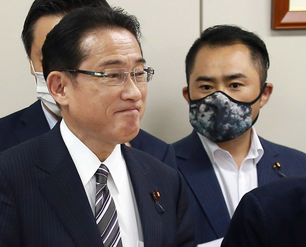 岸田首相（左）は吉川赳衆院議員を「ホープ」と持ち上げてきた…（Ｃ）日刊ゲンダイ