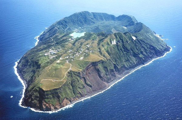 青ヶ島の周囲は断崖絶壁（提供写真）