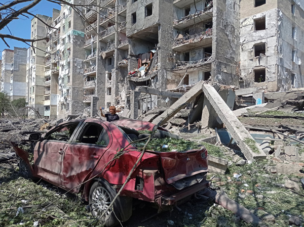 ロシア軍のミサイル攻撃により損傷したウクライナ南部オデーサ州の集合住宅（Ｃ）ロイター