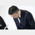 補償も検討（陳謝するKDDIの高橋誠社長＝3日）／（Ｃ）共同通信社