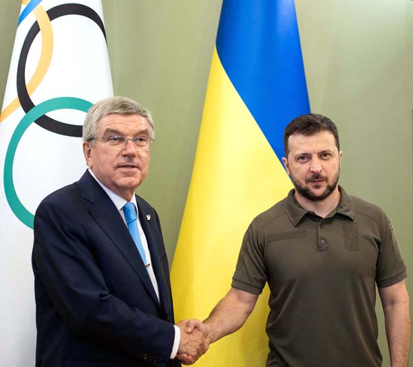 ウクライナのゼレンスキー大統領に支援を約束したIOCのバッハ会長（Ｃ）ロイター