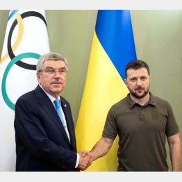 ウクライナのゼレンスキー大統領に支援を約束したIOCのバッハ会長（Ｃ）ロイター