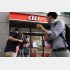 提訴してみる価値はあるか（東京都内のauショップ）／（Ｃ）共同通信社