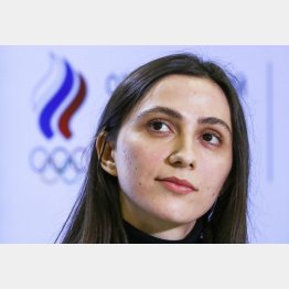 東京五輪・女子走り高跳び金メダリストのラシツケネ選手（ロシア）は、「（ある国の）パスポートを持っているだけで制裁を科されるべきではない」と訴えたが（Ｃ）タス＝共同