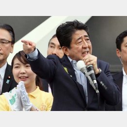 「こんな人たち」と、国民を分断（2017年安倍元首相の街頭演説）／（Ｃ）日刊ゲンダイ