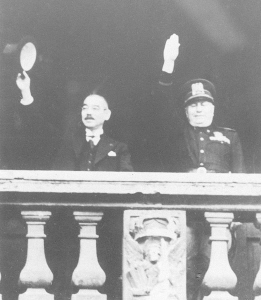 イタリアを訪問し、ムソリーニ首相とイタリア国民に応える松岡洋右外相＝1941（昭和16）年（Ｃ）共同通信社