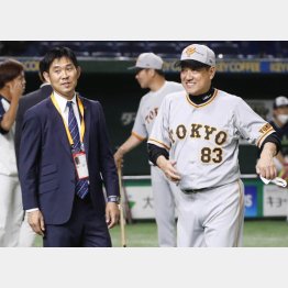 東京ドームを訪れ、試合前の練習を見学するサッカー日本代表の森保監督。右は巨人・原監督（Ｃ）共同通信社