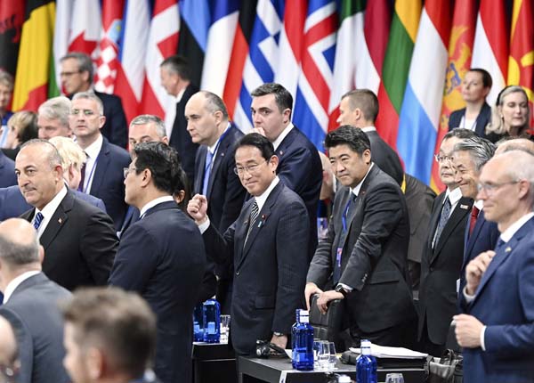 日本の総理大臣として初めて、NATO首脳会議に出席する岸田首相（中央）＝6月29日日、スペイン・マドリード（代表撮影・共同）