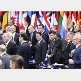 日本の総理大臣として初めて、NATO首脳会議に出席する岸田首相（中央）＝6月29日日、スペイン・マドリード（代表撮影・共同）