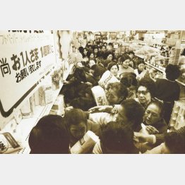 1973年のオイルショック（スーパーのトイレットペーパー売り場に殺到する人々）　（Ｃ）山陽新聞／共同通信イメージズ
