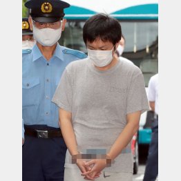 殺人容疑で逮捕され、送検される高橋剣容疑者＝8日午前、警視庁石神井署（Ｃ）日刊ゲンダイ