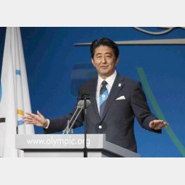IOC総会で東京のプレゼンテーションをする安倍首相（2013年当時）／（Ｃ）共同通信社