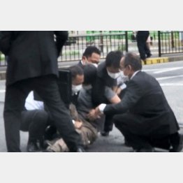 安倍元首相が銃撃された現場付近で取り押さえられる男（中央）＝８日午前、奈良市（Ｃ）共同通信社