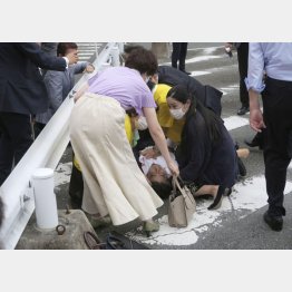 奈良市で街頭演説中に不審な男に襲われ、路上に倒れた自民党の安倍元首相（中央）＝８日午前11時32分（Ｃ）共同通信社