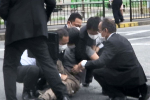 安倍元首相が銃撃された現場付近で取り押さえられる山上容疑者（Ｃ）共同通信社
