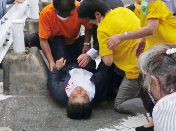 奈良市で街頭演説中に山上徹也容疑者に銃撃され、路上に倒れた自民党の安倍元首相（Ｃ）共同通信社