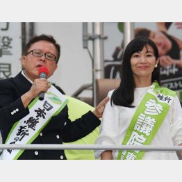 笑顔を絶やさなかったけど…（日本維新の会・海老沢由紀氏、左は、当選した猪瀬直樹氏）／（Ｃ）日刊ゲンダイ