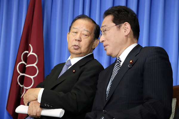 岸田首相（右）と二階元幹事長（Ｃ）日刊ゲンダイ