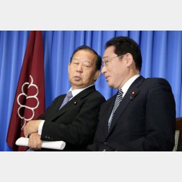岸田首相（右）と二階元幹事長（Ｃ）日刊ゲンダイ