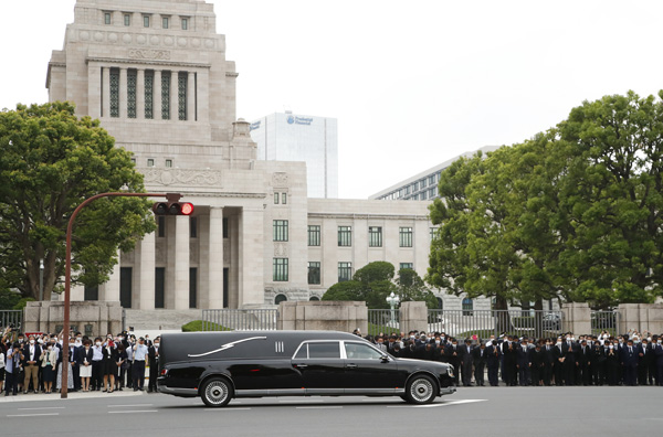 国会議事堂前を通過する安倍元首相の棺を乗せた車（Ｃ）日刊ゲンダイ