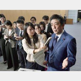 桜を見る会について記者の質問に答える安倍首相（2019年当時）／（Ｃ）共同通信社