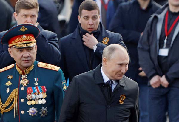 プーチンのすぐ後ろを歩くのがコワリョフ氏（Ｃ）ロイター