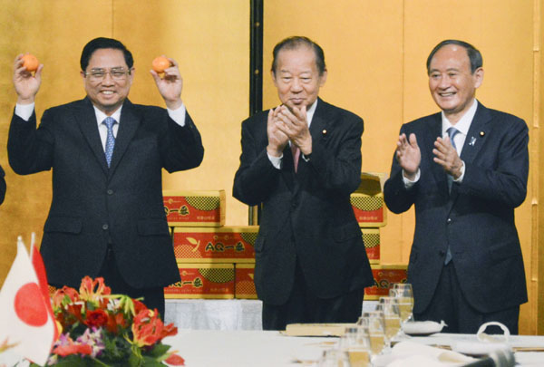二階氏（中央）とは馴染みの仲（左からファム・ミン・チン首相、二階元自民党幹事長、菅前首相）／（Ｃ）共同通信社