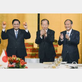 二階氏（中央）とは馴染みの仲（左からファム・ミン・チン首相、二階元自民党幹事長、菅前首相）／（Ｃ）共同通信社